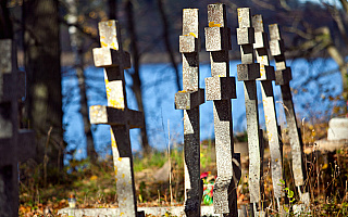Podejrzany o zdewastowanie cmentarza w Szylenach przyznał się do winy